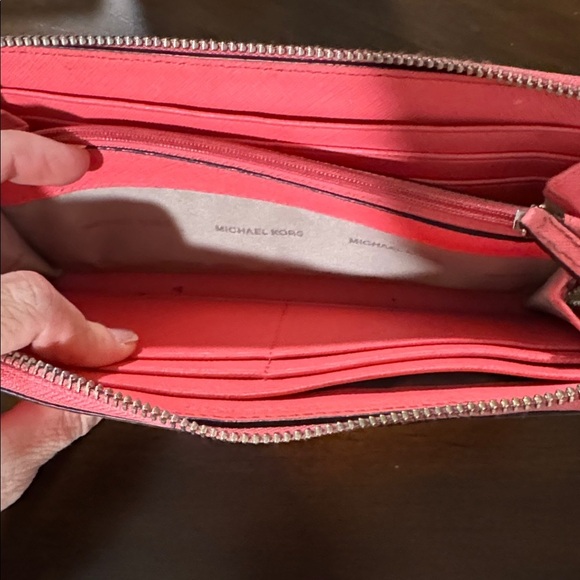 Michael Kors wallet - Picture 8 of 10